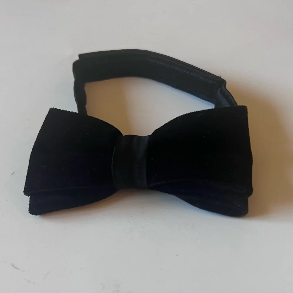 NORDSTROM FAMILY MOMENTS BOYS VELVET PRE-TIED BOW TIE BLACK OS ADJUSTABLE NWOT